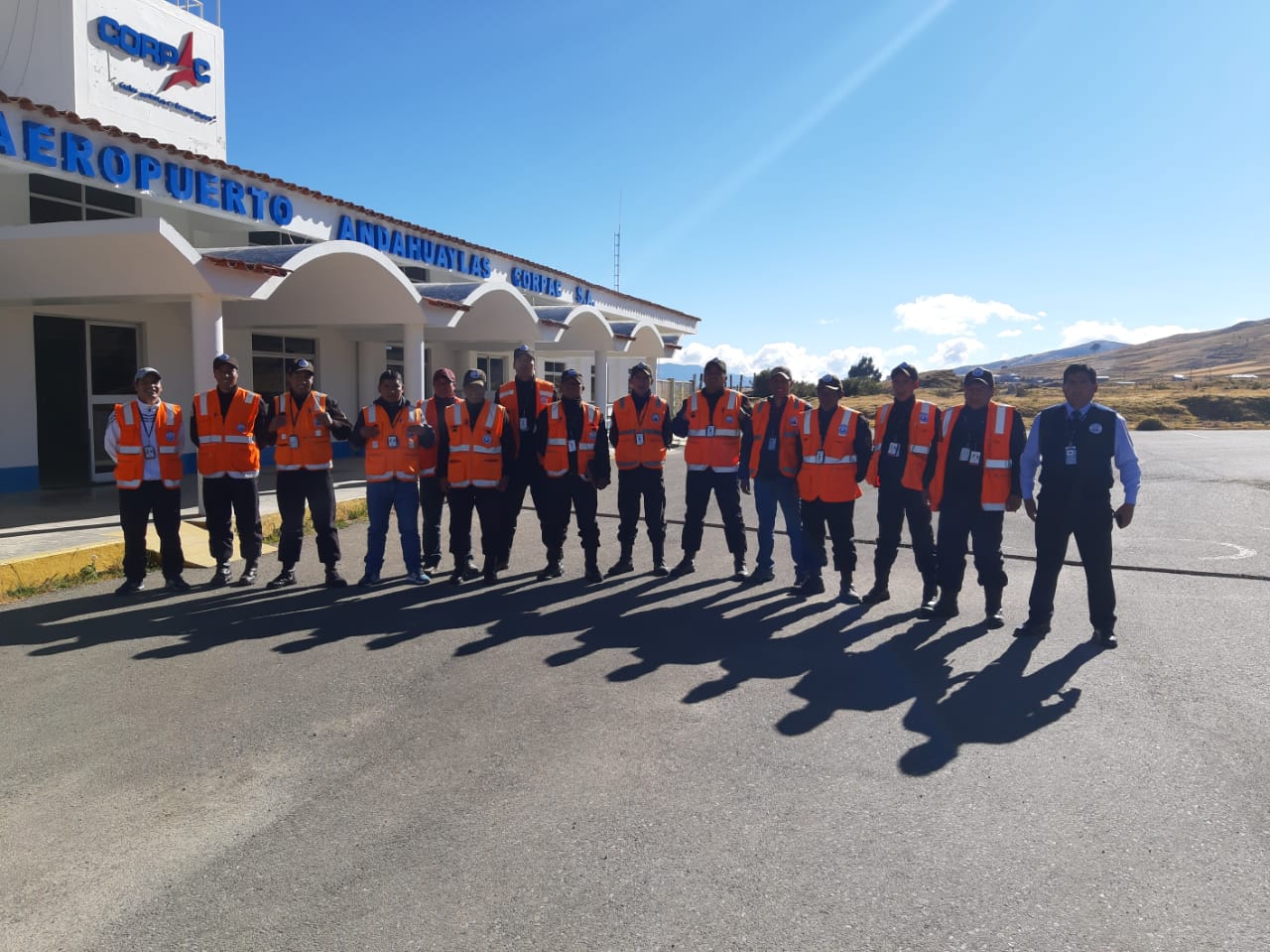 Grupo de agentes de seguridad de EVOLUSAFE frente al Aeropuerto de Andahuaylas