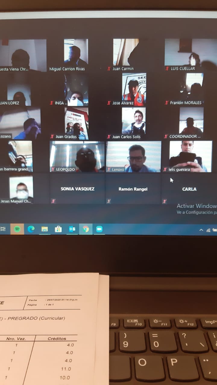 Pantalla de una clase en vivo por Zoom con múltiples participantes de EVOLUSAFE