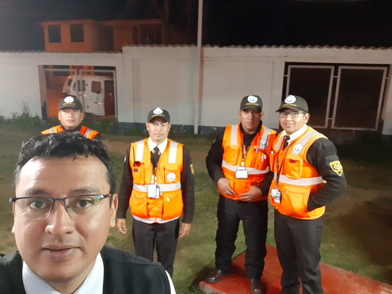 Cuatro agentes de vigilancia con chalecos reflectivos durante un servicio nocturno