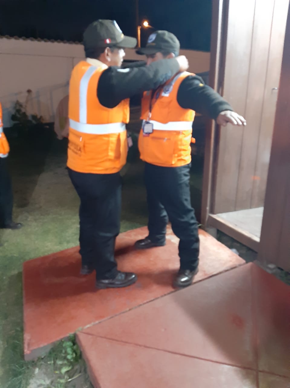 Agente realizando una práctica de registro corporal en control de accesos
