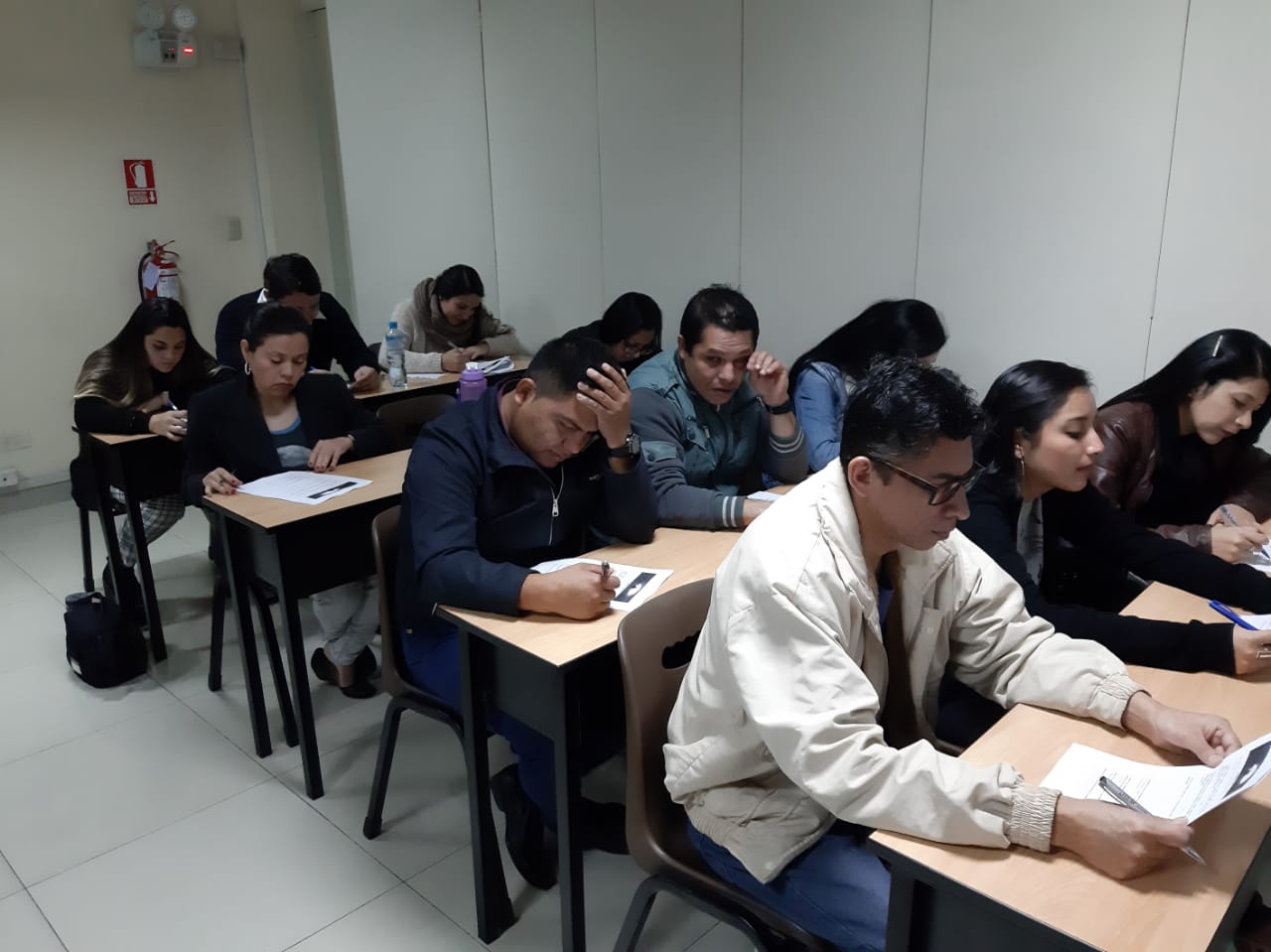 Alumnos rindiendo una evaluación teórica en el aula de EVOLUSAFE